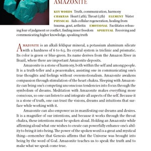 K&ouml;nnte beinhalten: Ein gr&uuml;n-blauer Amazonit-Kristall, ein Kalium-Aluminium-Silikat mit einer H&auml;rte von 6 bis 6,5. Der Text "Amazonite" ist in gro&szlig;er Schrift oben im Bild geschrieben. Der Text "KEY WORDS Truth, communication, harmony" ist unter dem Titel geschrieben. Der Text "CHAKRAS Heart (4th), Throat (5th) ELEMENT Water" ist unter den Schl&uuml;sselw&ouml;rtern geschrieben. Der Text "PHYSICAL Aids cellular regeneration, healing from trauma, gout, arthritis EMOTIONAL Facilitates releasing fear of judgment or conflict, finding inner freedom SPIRITUAL Receiving and communicating higher knowledge, speaking truth" ist unter den Chakren und dem Element geschrieben.