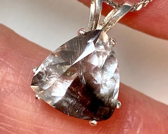 Colgante trillón de cuarzo rutilo Brookite facetado de plata, raro: Plata de ley, Synergy 12 con cristal semilla lemuriano