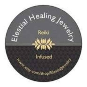 Pode incluir: Um c&iacute;rculo cinza com o texto "Elestial Healing Jewelry" em branco, "Reiki Infused" em preto e "www.etsy.com/shop/Elestialjewelry" em branco.