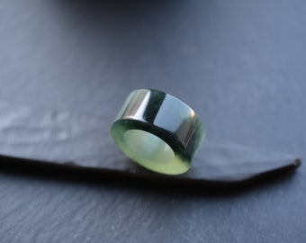 Ein handgeschnitzter grüner Serpentin Jade Ring / Anhänger / Perle - JSK-035