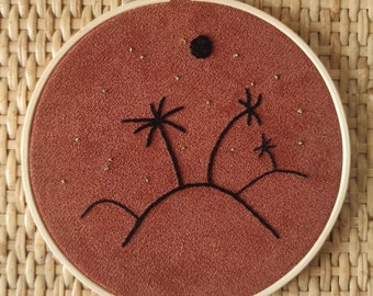 Night in the desert wall embroidery - Souvenirs de vacances collection