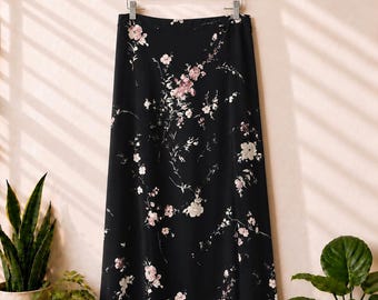 Falda midi vintage de los 90 en negro y rosa con estampado floral / Estilo cottagecore, romántico y grunge / Falda de corte A con cintura elástica en la parte trasera / Hecha en EE. UU. / Talla pequeña a grande