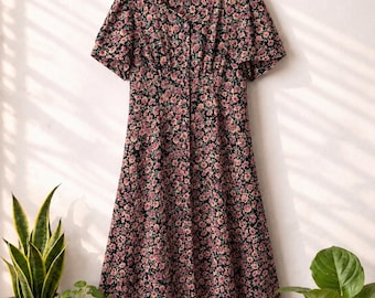 Vestido largo vintage de los años 90 con estampado floral oscuro, rosa y botones en la parte delantera, estilo cottagecore romántico.