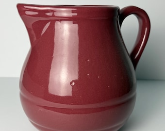 Jarra de cerámica Pfaltzgraff Borgoña antigua / Marca Keystone P temprana, EE. UU. / 18 cm de alto, 1,4 kg