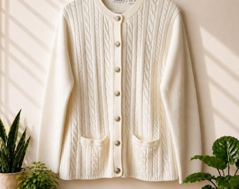 Cárdigan de punto trenzado color marfil estilo vintage de los 90, de la marca Cozy Cottage GrandmaCore, con botones frontales y tejido texturizado color crema, talla grande.