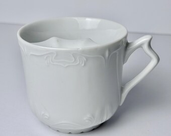 Taza de porcelana blanca victoriana antigua con forma de bigote, estilo Art Nouveau, con relieve. Sin marca.