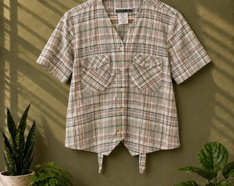 Blusa corta a cuadros estilo años 90 de Erika & Co. con lazo en la espalda y estilo cottagecore.