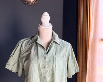Vintage Y2K Erika Leinenmischung besticktes Button-Up-Hemd • Salbeigrünes Perlen-Blumen-Camp-Hemd • Küstenresort-Leinenoberteil • Damen groß