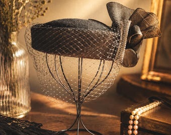 Vintage 1990er Schwarzer Wollfilz Fascinator Hut mit Birdcage Schleier | Hergestellt in den USA | Beerdigung Kirche Hochzeit Hut