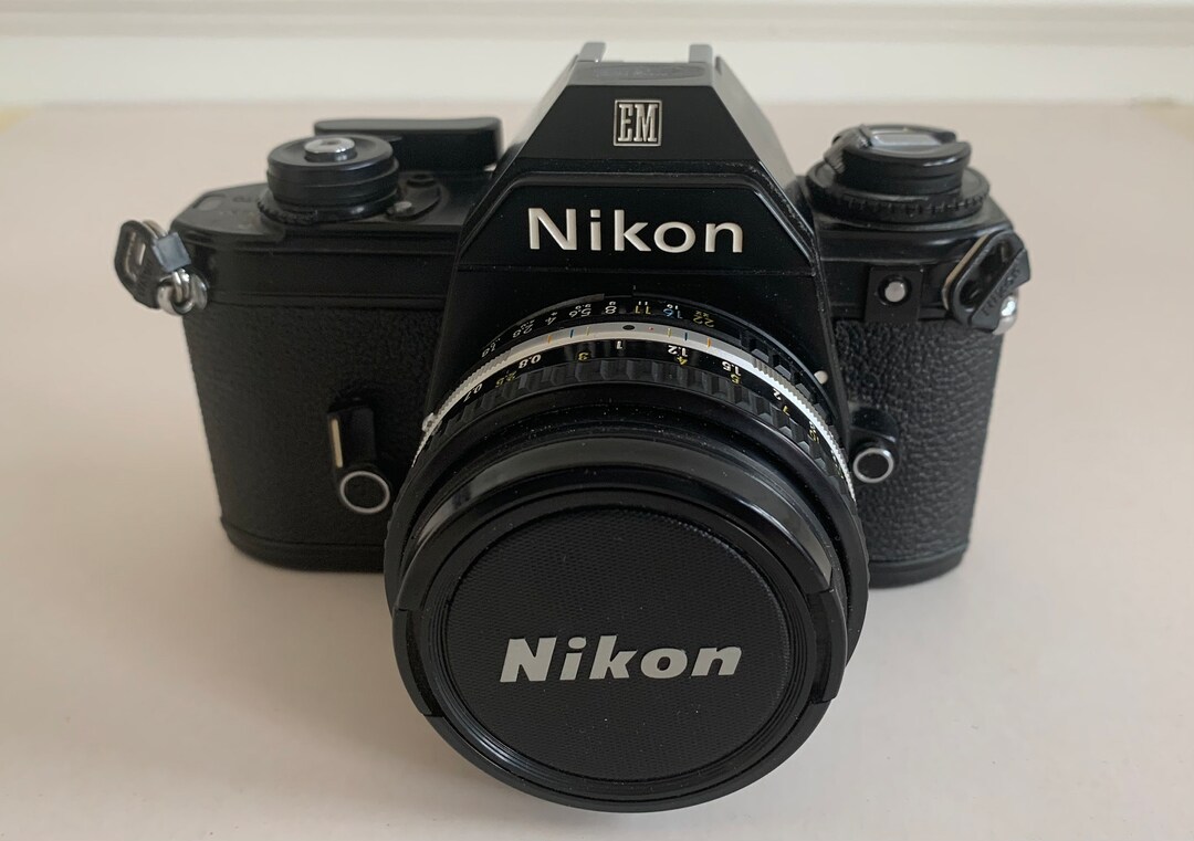 Nikon EM SB-Eスピードライト付き Nikon EM Film Camera + Series E Zoom 36-72mm F/3.5 Lens +