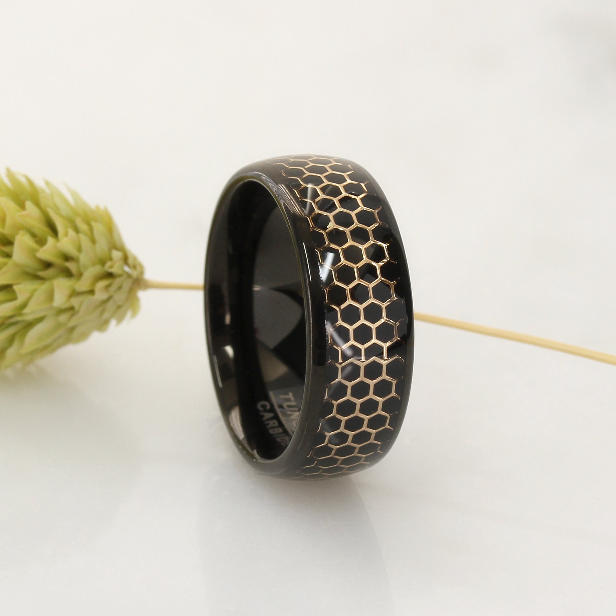 ブラックタングステン結婚指輪：ゴールドハニカム、ベベルエッジ、8mm 
