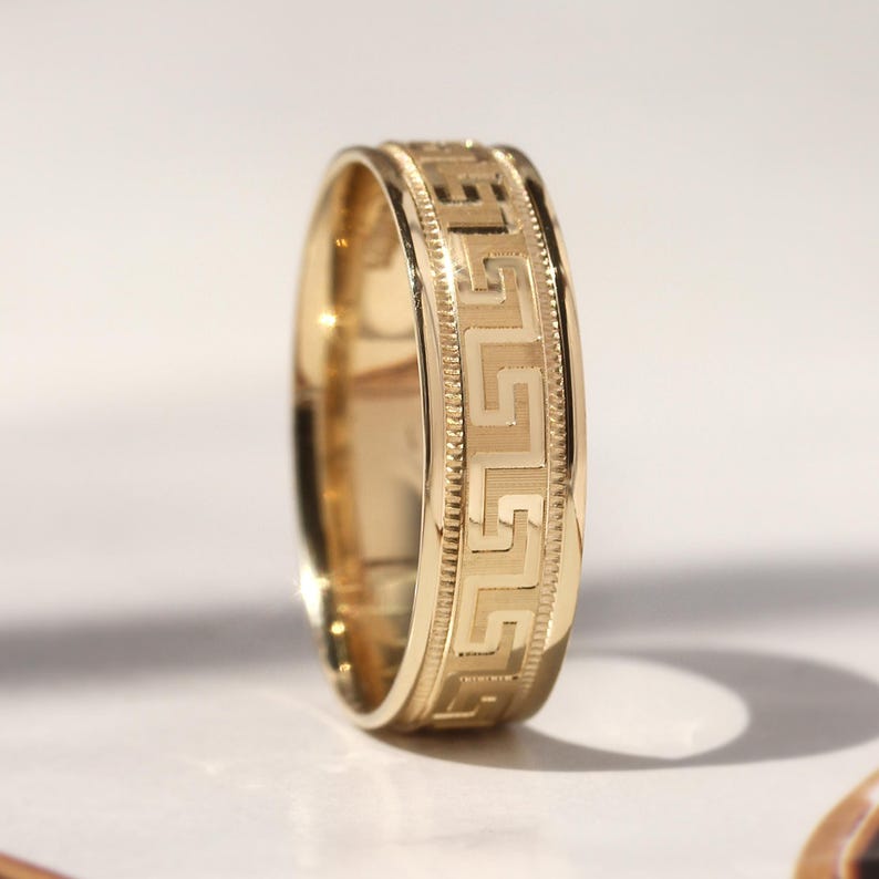 Anello Uomo TTstyle 6mm In Acciaio Con Placcato Oro E Incisione Greco &ndash; Regalo