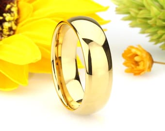 Anillo de tungsteno dorado de 7 mm: cúpula pulida, ajuste cómodo y alianza de boda con grabado personalizado.