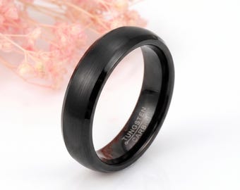 ブラッシュドブラックタングステンリング、クラシックドーム型ウェディングバンド、ベベルエッジカスタム刻印リング
