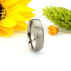 Personalisierter Ring mit Gravur, Männer Frauen 6 mm Comfort Fit Titan Ehering, mattes Finish Klassischer gewölbter Titanring (CT206RTT)