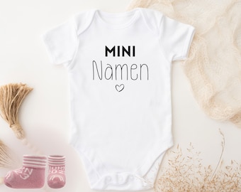Geschenkset -Babybody Mini mit Namen/Nachnamen und Babysocken dusty rose - Born 2023 | weißer Geschenkkarton mit Schleife | Babygeschenk