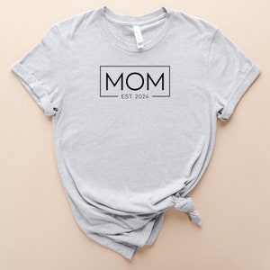 T-Shirt Mom est. 2024-personalizable year number Gift for all moms birthday Mother's Day Girlfriend Gift Idea Mommy Love image 7