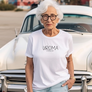 Könnte beinhalten: Weißes T-Shirt mit schwarzem Text, der "UROMA" und "SOPHIA + ELIANA" lautet.