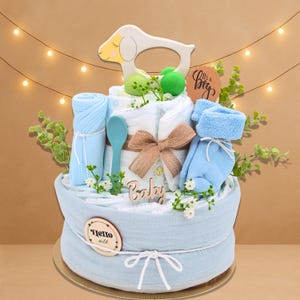 Windeltorte Schäfchen | Greifling auf Rollen | Babysocken,Musselintuch,Lätzchen, Breilöffel |Hello World Button Holz| Hellblau| Babygeschenk
