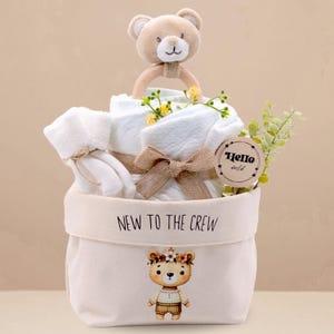 Windeltasche - Windeltorte-Windelkorb - New to the Crew| Babygeschenk zur Geburt| mit Bär Greifling,Babysocken, 17 Windeln|Unisex