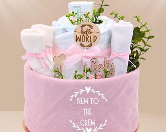 Diaper cake - Girl pink | New to the Crew | 27 diapers, muslin cloth, socks, burp cloth, wooden sticks, flowers | Baby party