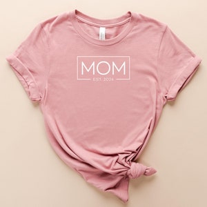 T-Shirt Mom est. 2024-personalizable year number Gift for all moms birthday Mother's Day Girlfriend Gift Idea Mommy Love image 4