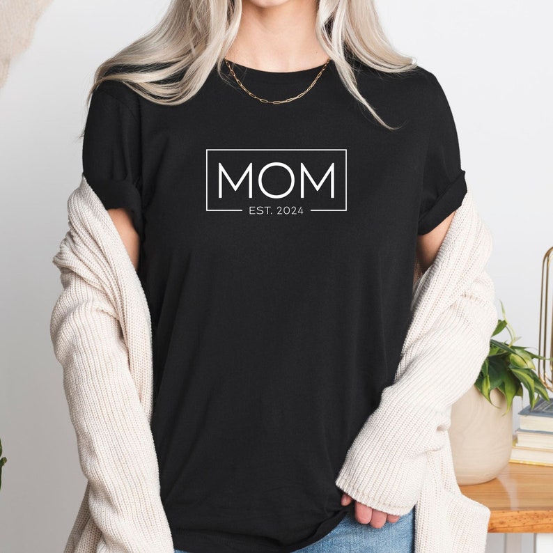 T-Shirt Mom est. 2024-personalizable year number Gift for all moms birthday Mother's Day Girlfriend Gift Idea Mommy Love image 1