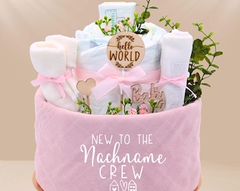 Diaper cake - Girl pink | with last name | New to the... Crew | 27 diapers, muslin cloth, socks, burp cloth, wooden sticks, flowers | Baby party |