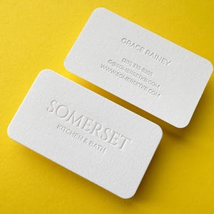 Biglietti da visita con angoli arrotondati, stampa tipografica, design personalizzato, impressione cieca