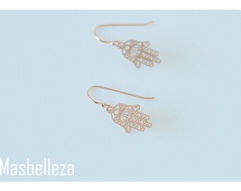 Delicate rose gold plated earrings with small hands of hamsa in rosevergoldet
