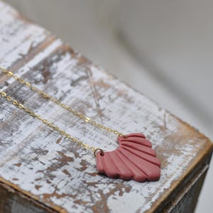 Shell pendant necklace - polymer clay necklace - red pendant - shell jewelry - dainty gold necklace - 925 silver chain - Masbelleza