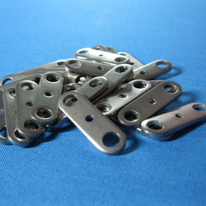 Pack of 30 Steel Stop Motion Armature Compression Plates with 15 nuts & bolts imagem 4