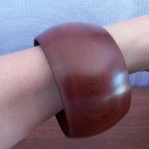 Fine vintage bangle mahogany or teak wooden bangle 70s shapely design modernist Designclassics24