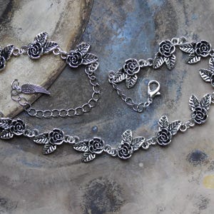 Romantic silver-colored choker necklace made of rose pendants with leaves ~Floribunda~