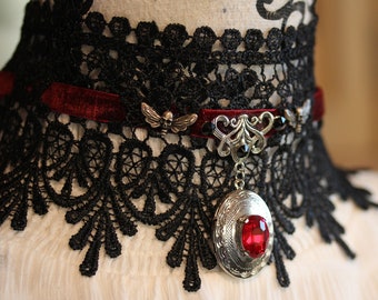 Unieke kanten choker kraag met medaillonketting zilver rood zwart gotisch ~Memento~