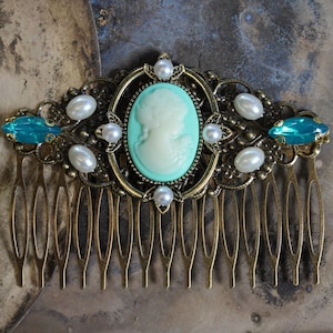 Vintage Look Victorian-inspired hair comb with cameo & faux pearls ~Viridian III~