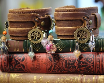 Echt lederen steampunk alchemie armband met glazen fles hanger gedroogde bloemen kristallen ~Vice Versa II~