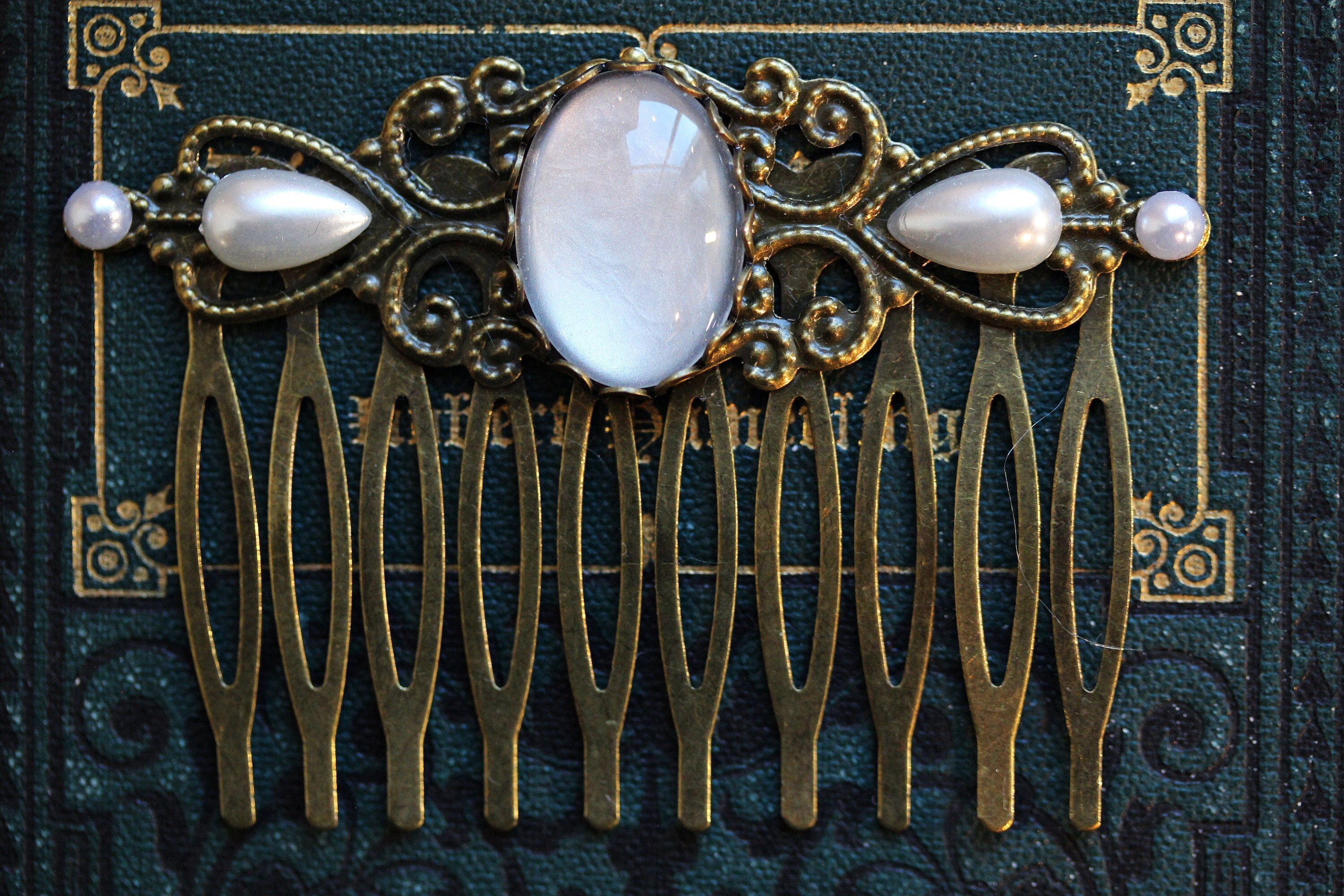 Peigne Baroque à Cheveux Art Nouveau - Fleurs Vertes & Perle Baroque Rose | Accessoire Chignon Élégant
