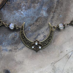Diadema a forma di luna ispirato all'Art Nouveau fantasy, con strass e perline di vetro ~Ornamento a mezzaluna V~