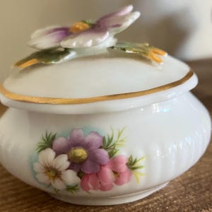 Vaso com tampa Cosmos da série Flores do Mês da Royal Albert