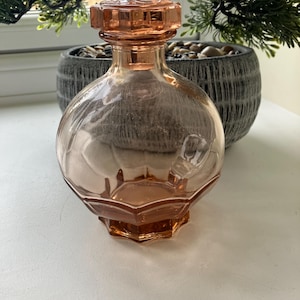 Mooie roze glazen parfumfles
