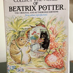 Puede incluir: Una portada de libro con una ilustración colorida de un pequeño animal que sostiene un tallo verde con una flor amarilla. El título del libro es "Collect the World of Beatrix Potter" con el texto "The Original and Authorized Editions" y "New colour reproductions" debajo del título.