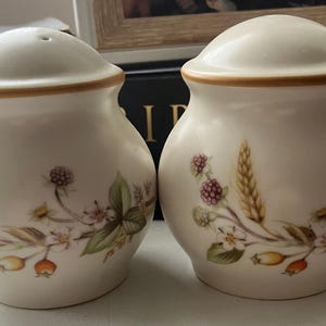 Puede incluir: Juego de tres tazas de cerámica con acabado mate moteado. Cada taza presenta un color diferente: azul claro, crema y gris. Las tazas tienen un diseño simple y moderno y un asa cómoda. Altura aproximada 10 cm.