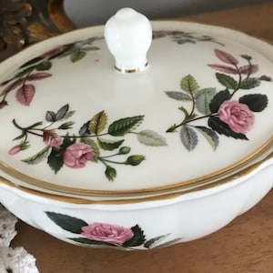 Wedgewood Hathaway Rose trinket pot