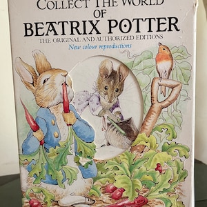 Puede incluir: Una portada de libro con ilustraciones de Peter Rabbit, un ratón y un petirrojo. El título dice "Collect the World of Beatrix Potter" con el subtítulo "The Original and Authorized Editions. New colour reproductions."