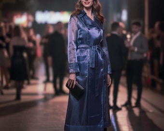 Schlichter Indigo Organza Trenchcoat: Handgefertigtes Statement Layering Piece, Perlmuttknöpfe