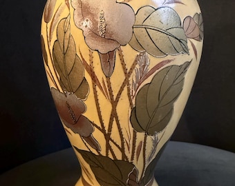 Jarrón antiguo de porcelana amarilla china con motivo floral de cala.