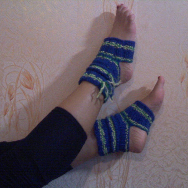 KNITTING PATTERN, Yoga Socks, PiYo Socks, Feet Savers, Tabi Socks, Toe Socks, How to Knit PiYo Socks, Explanations Row by Row, 3 Sizes