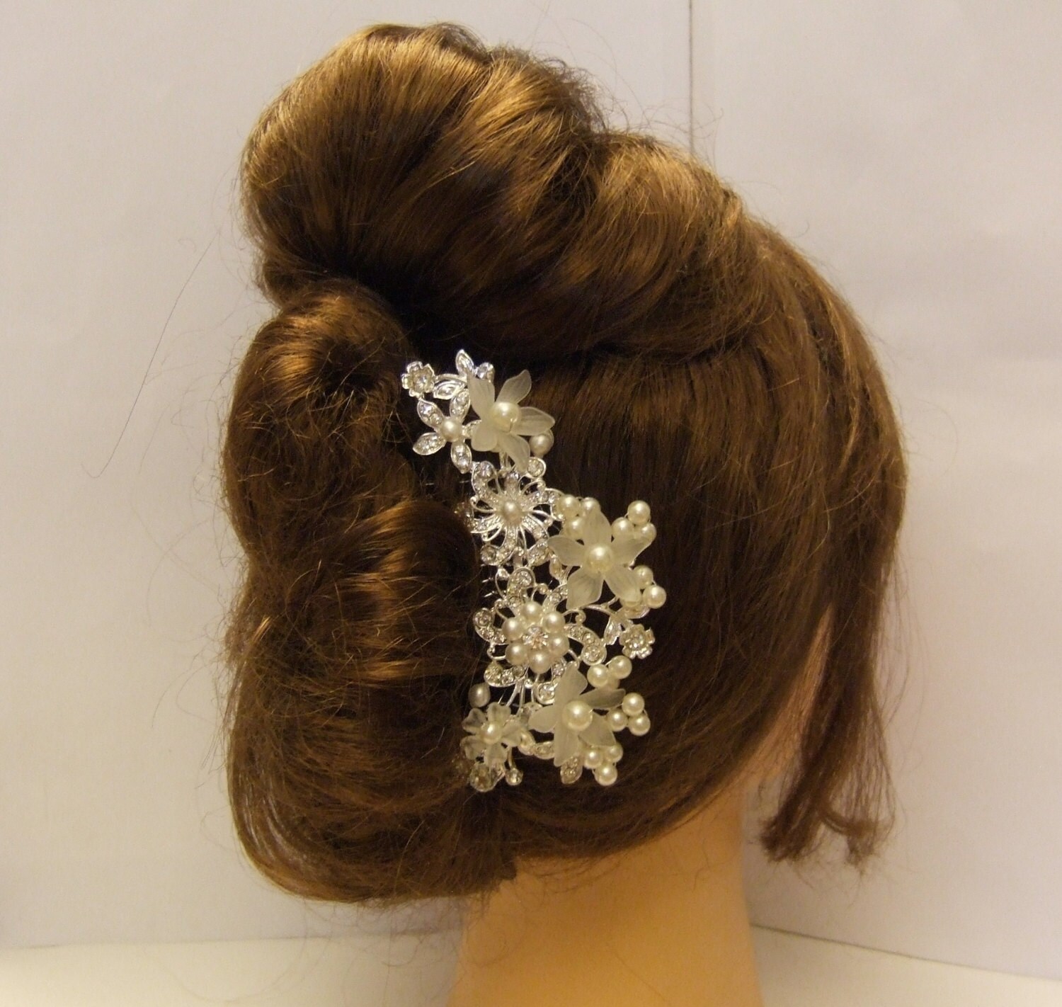 Bridal hair comb, Crystal Pearl Hair Comb, Wedding Hair Accessory. Crystal and pearl silver headpiece. Bridal crystal pearl comb headpiece, Bridal hair comb, Crystal Pearl Hair Comb, Wedding Hair Accessory. Crystal and pearl silver headpiece. Bridal crystal pearl comb headpiece,