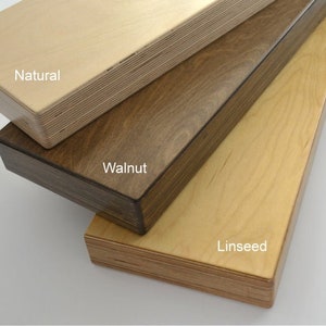Puede incluir: Tres estantes de madera en diferentes acabados: natural, nogal y lino. Los estantes est&aacute;n hechos de madera contrachapada y tienen una superficie lisa y pulida.